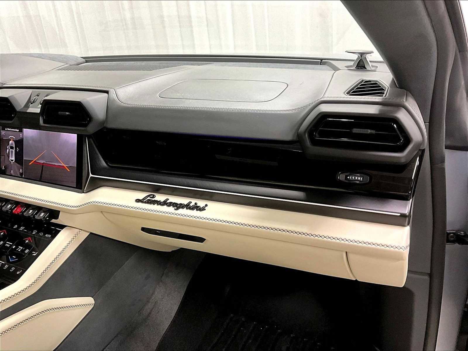 Used 2025 Lamborghini Urus SE image 28