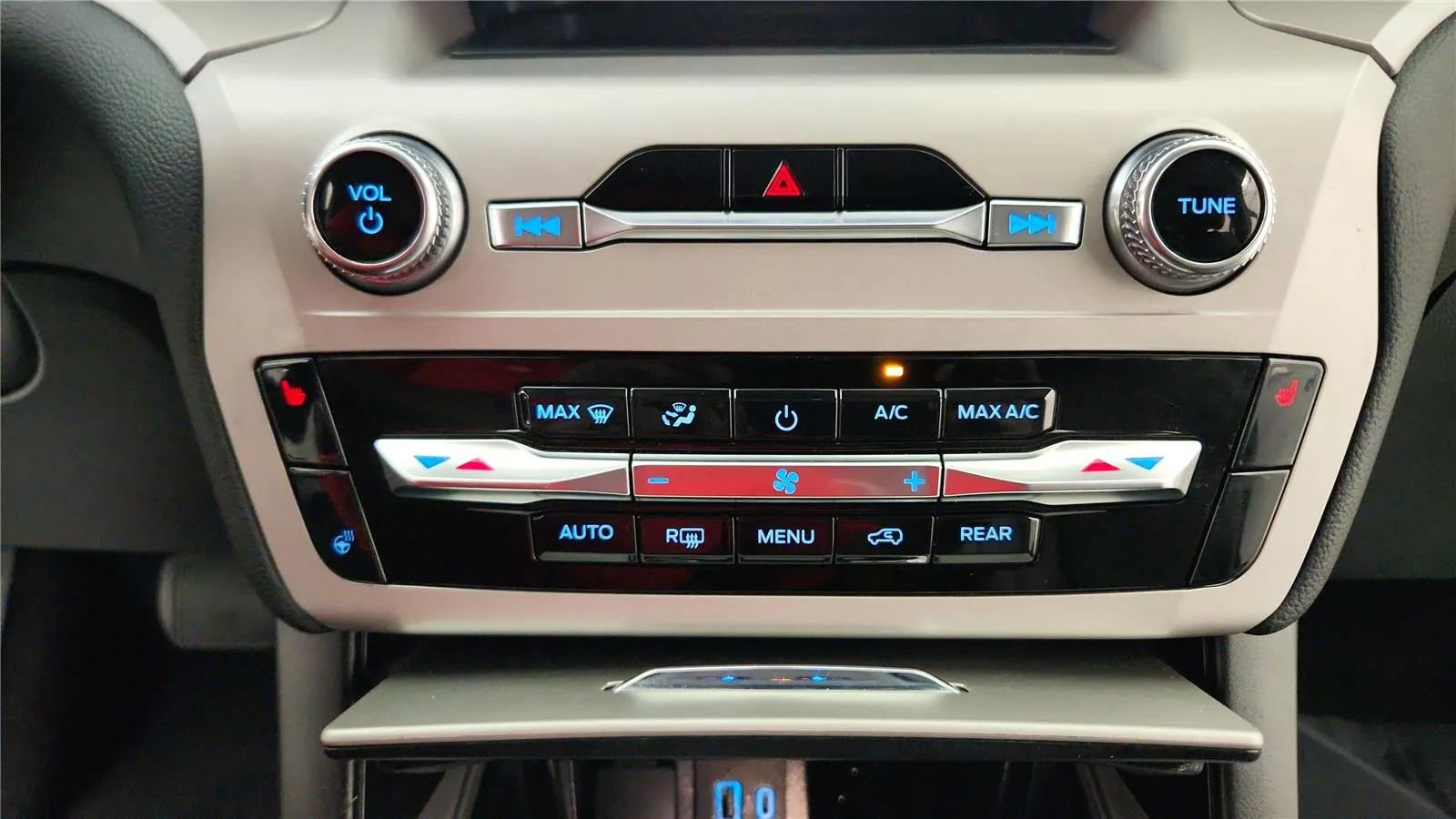 Used 2023 Ford Explorer XLT w/ Equipment Group 202A image 28