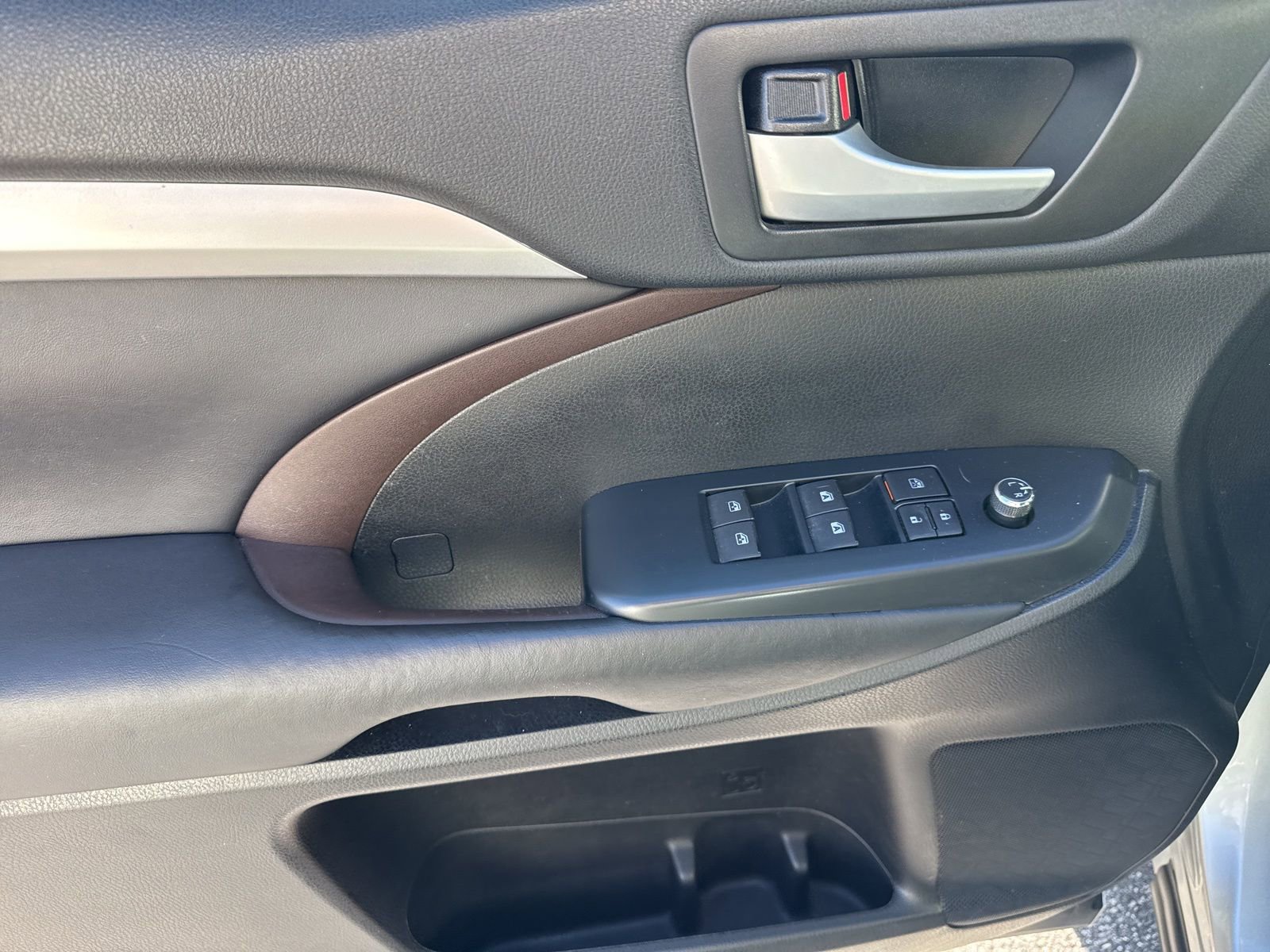 Used 2017 Toyota Highlander XLE image 18