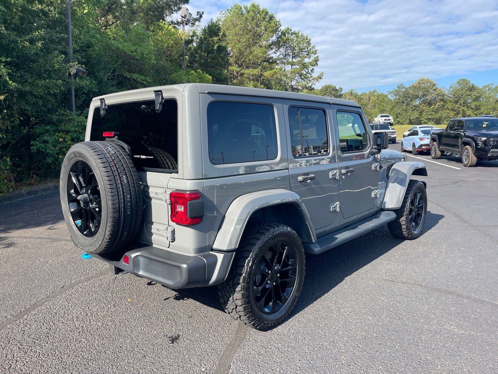 Used 2022 Jeep Wrangler Unlimited Sahara w/ Cold Weather Group image 17