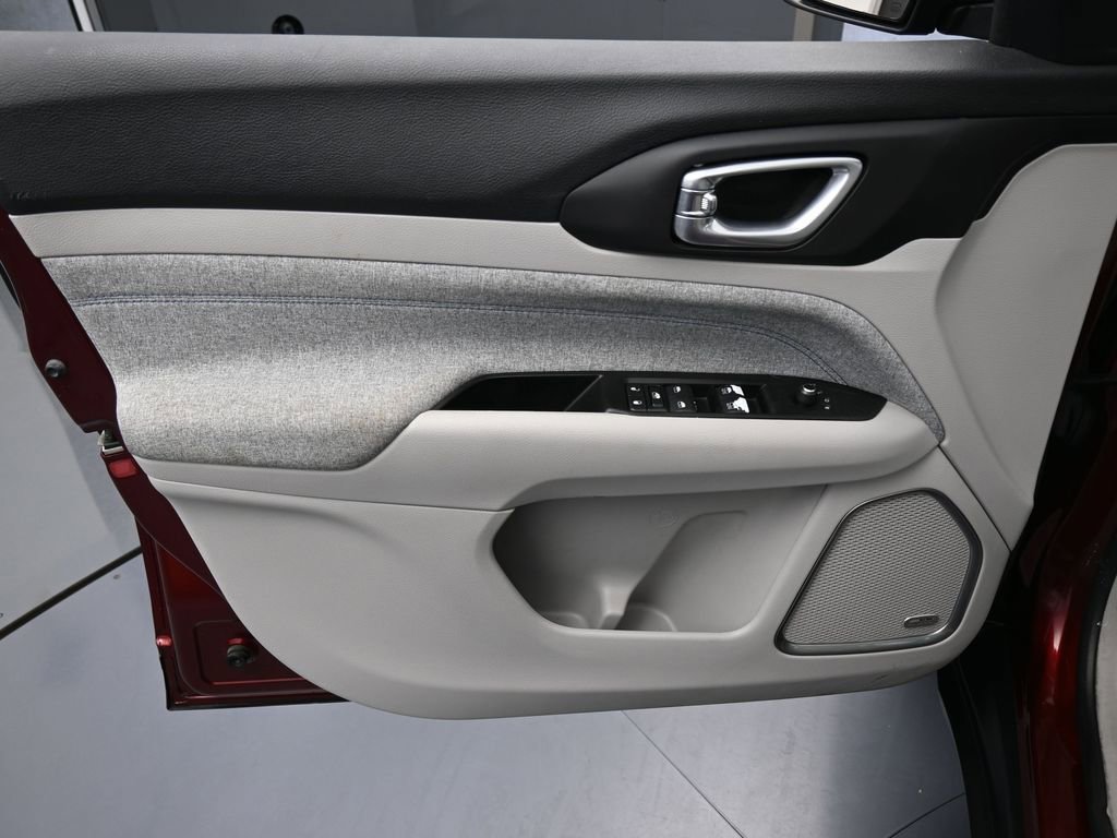 Used 2022 Jeep Compass Latitude w/ Sun and Sound Group image 13