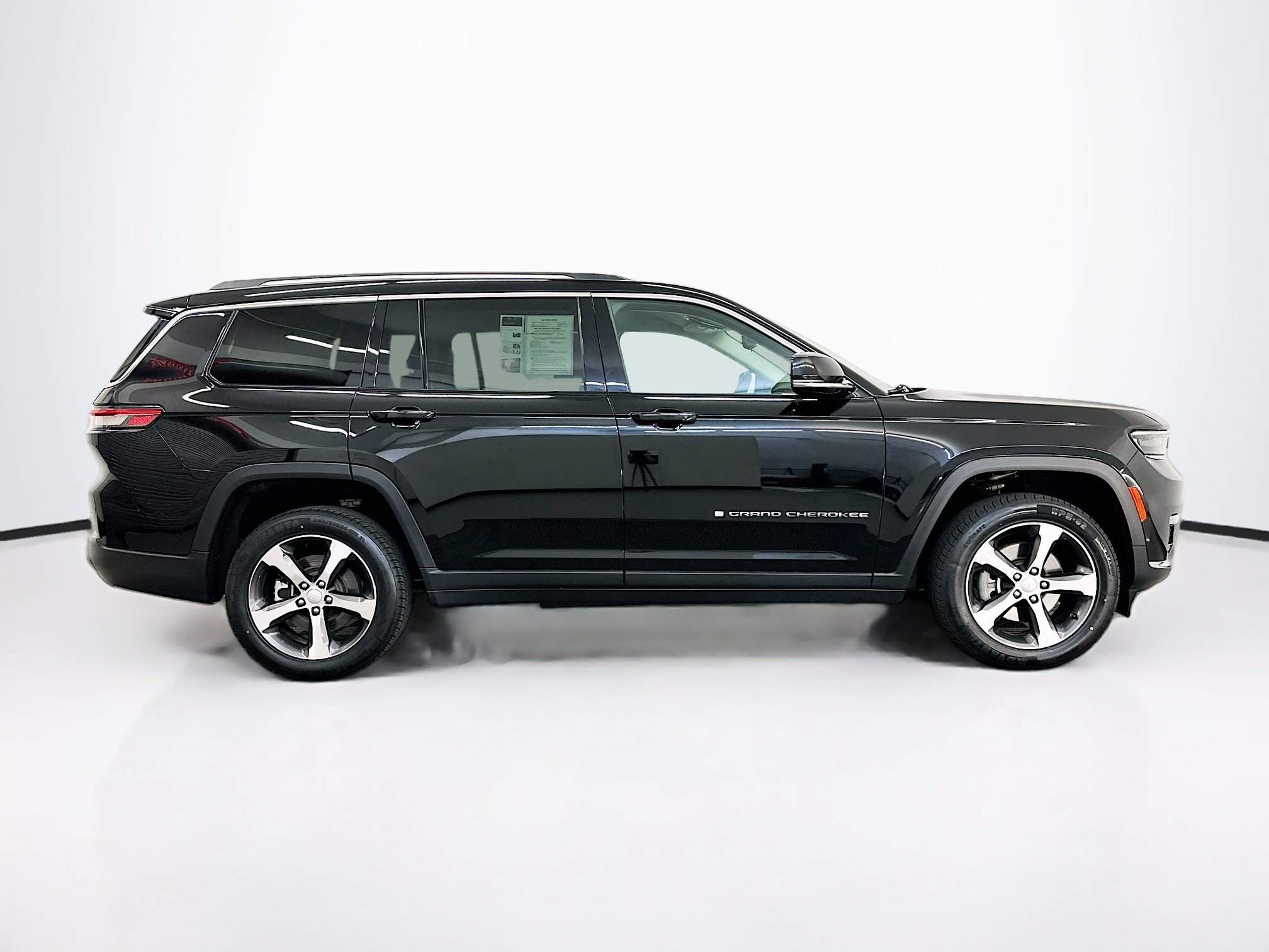 Used 2023 Jeep Grand Cherokee L Limited AWD/4WD image 10