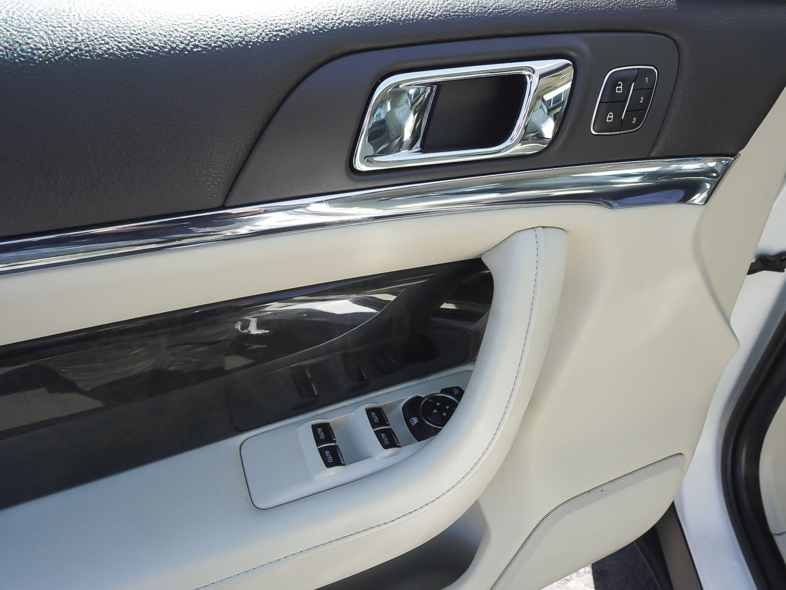 Used 2013 Lincoln MKS AWD image 10