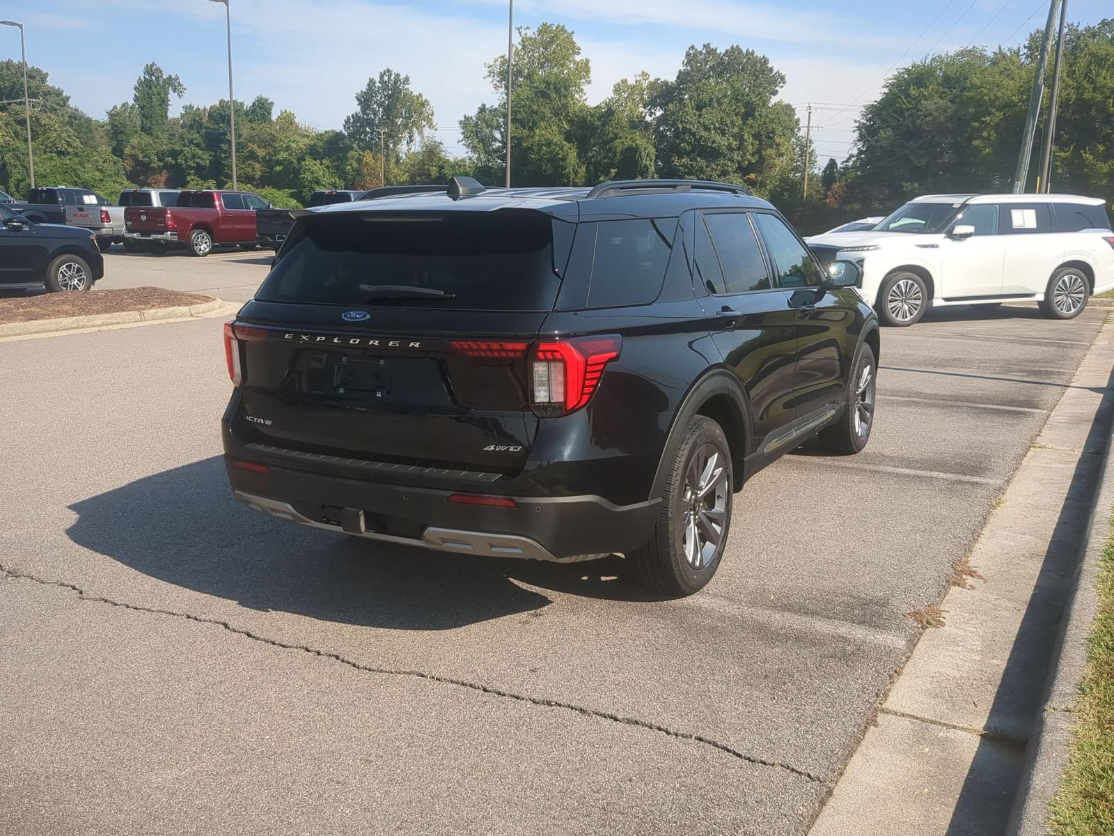 Used 2025 Ford Explorer Active w/ Active Comfort Package AWD/4WD image 3