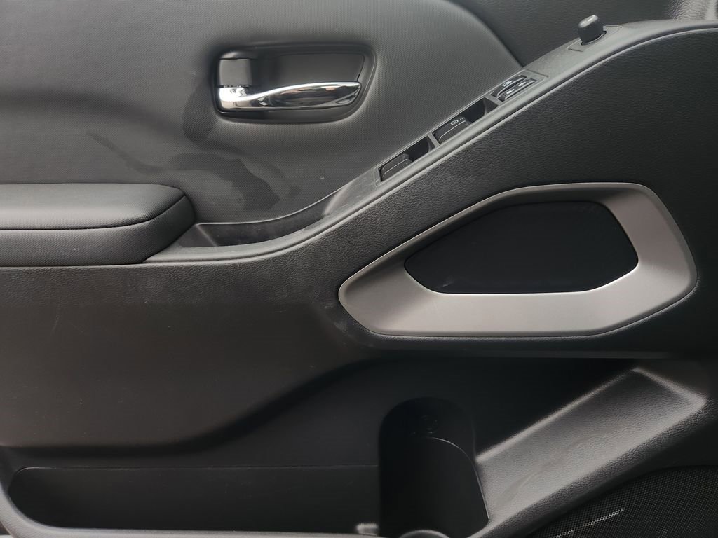 Used 2024 Nissan Frontier SV image 23