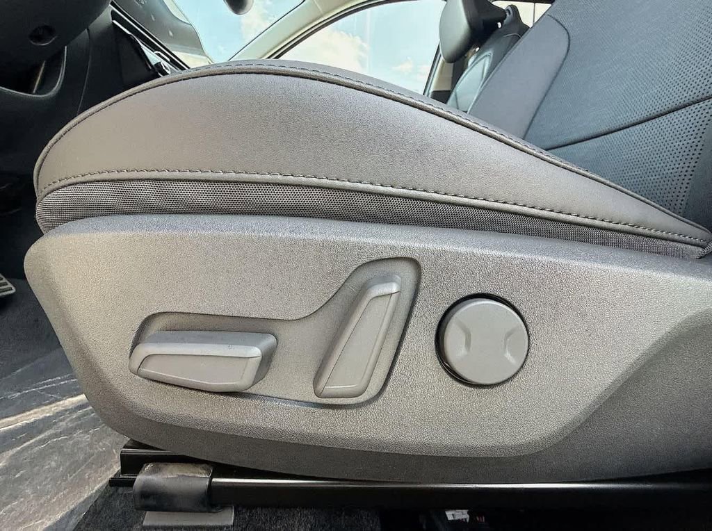 New 2025 Kia Niro SX Touring image 18