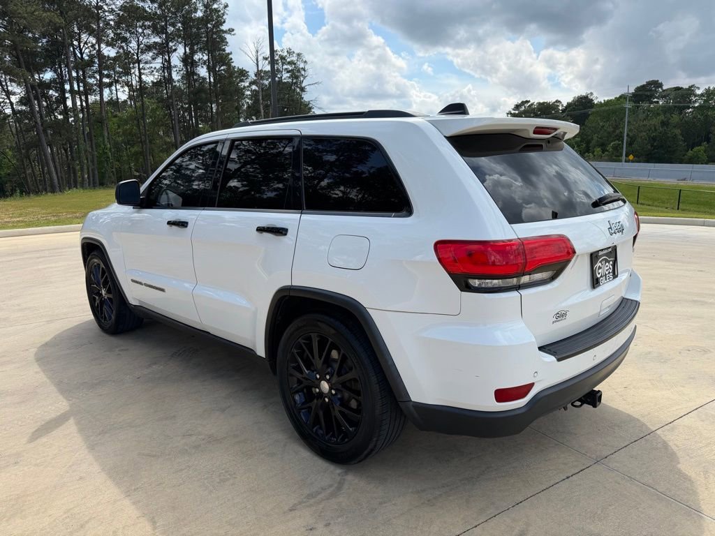 Used 2017 Jeep Grand Cherokee Limited RWD image 3