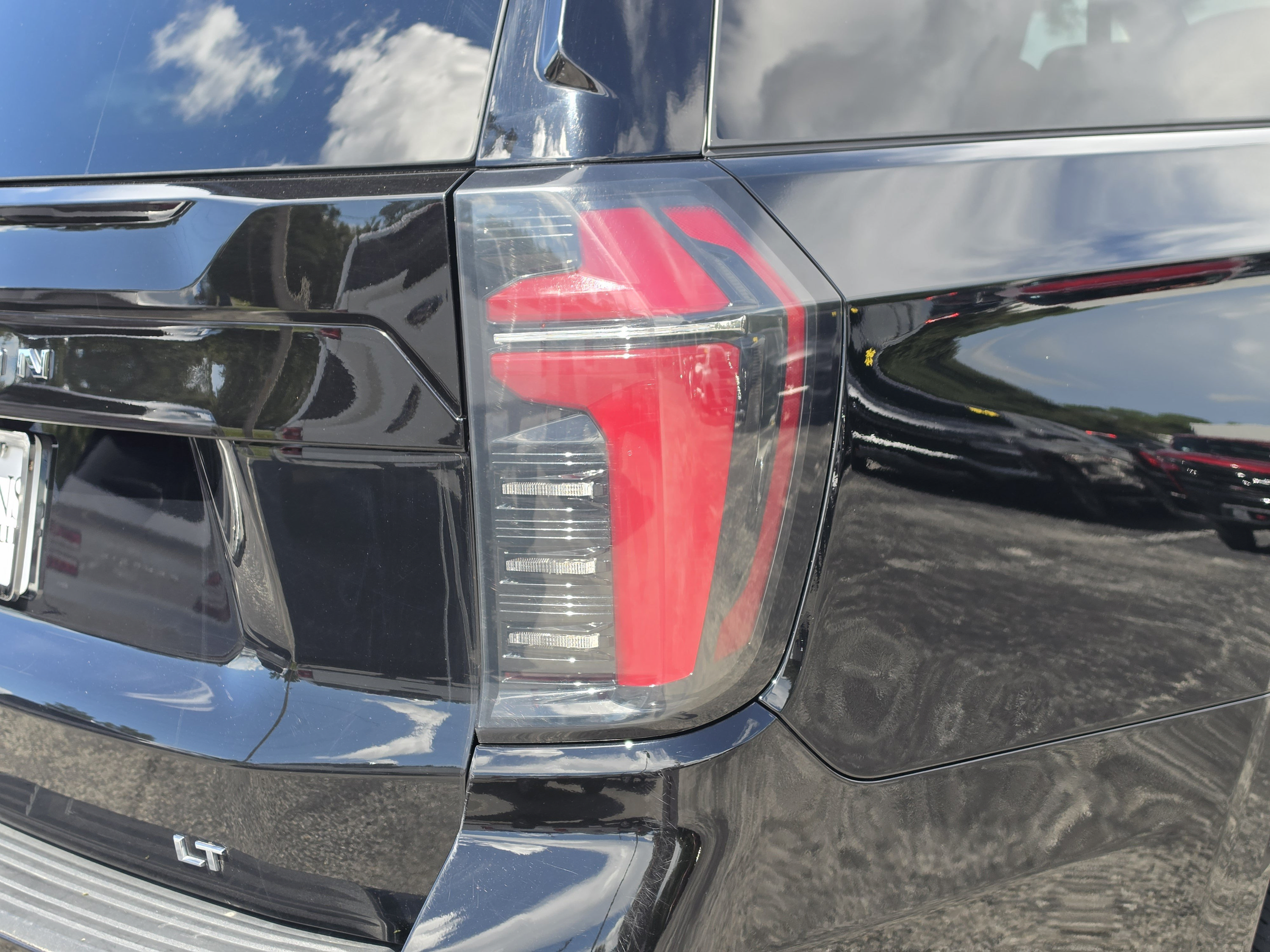 Used 2025 Chevrolet Suburban LT RWD image 14