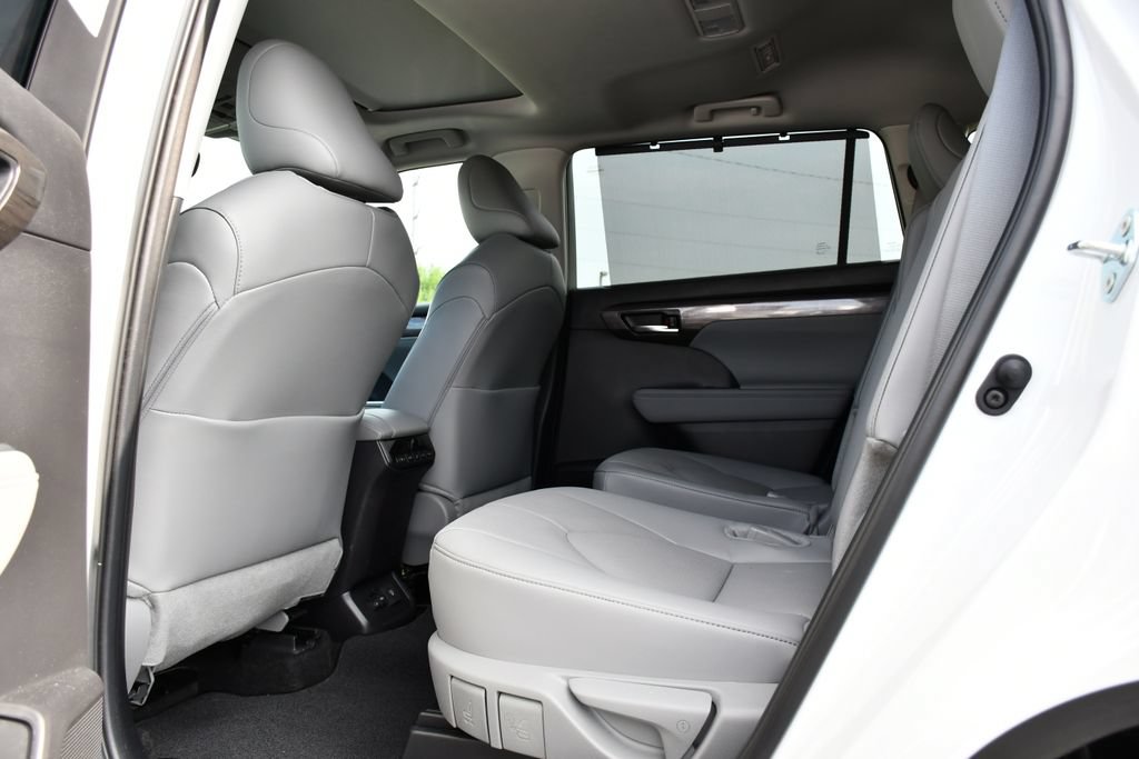 Used 2024 Toyota Highlander Limited FWD image 23
