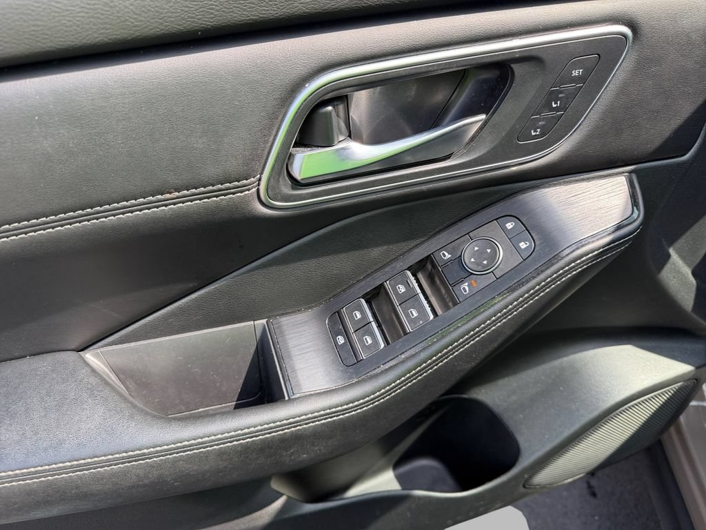 Used 2024 Nissan Rogue Platinum w/ Platinum Premium Package FWD image 14