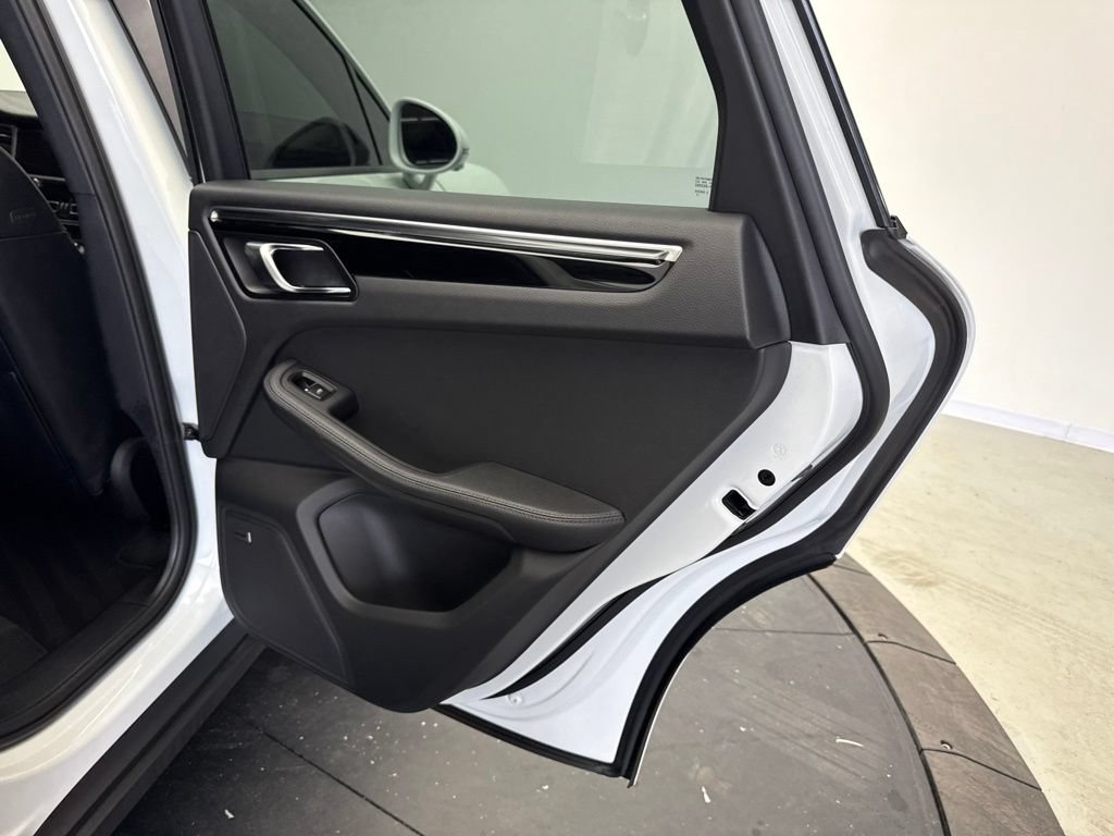 Certified 2024 Porsche Macan AWD/4WD image 24