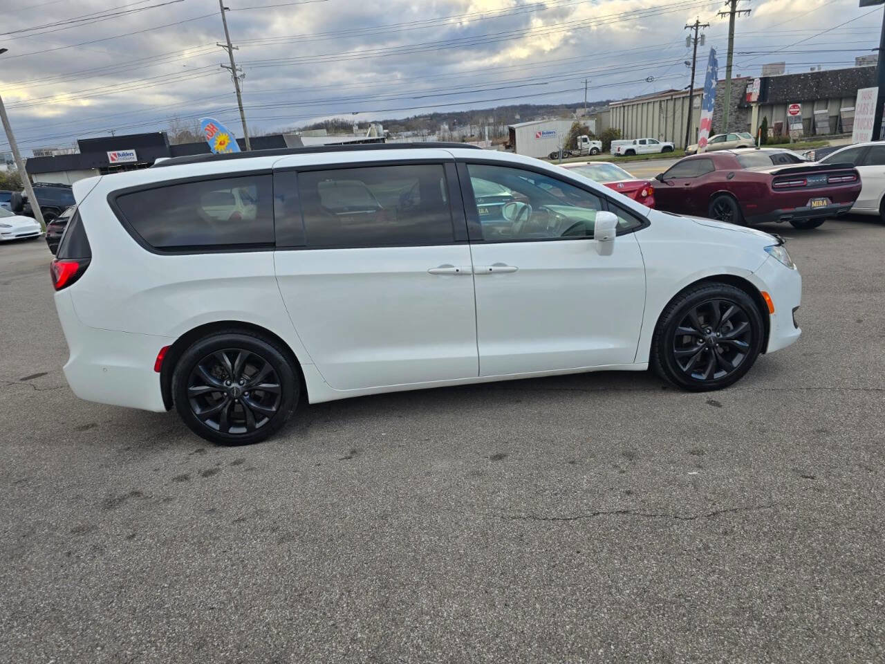 Used 2020 Chrysler Pacifica Touring w/ Advanced Safetytec Group FWD image 4