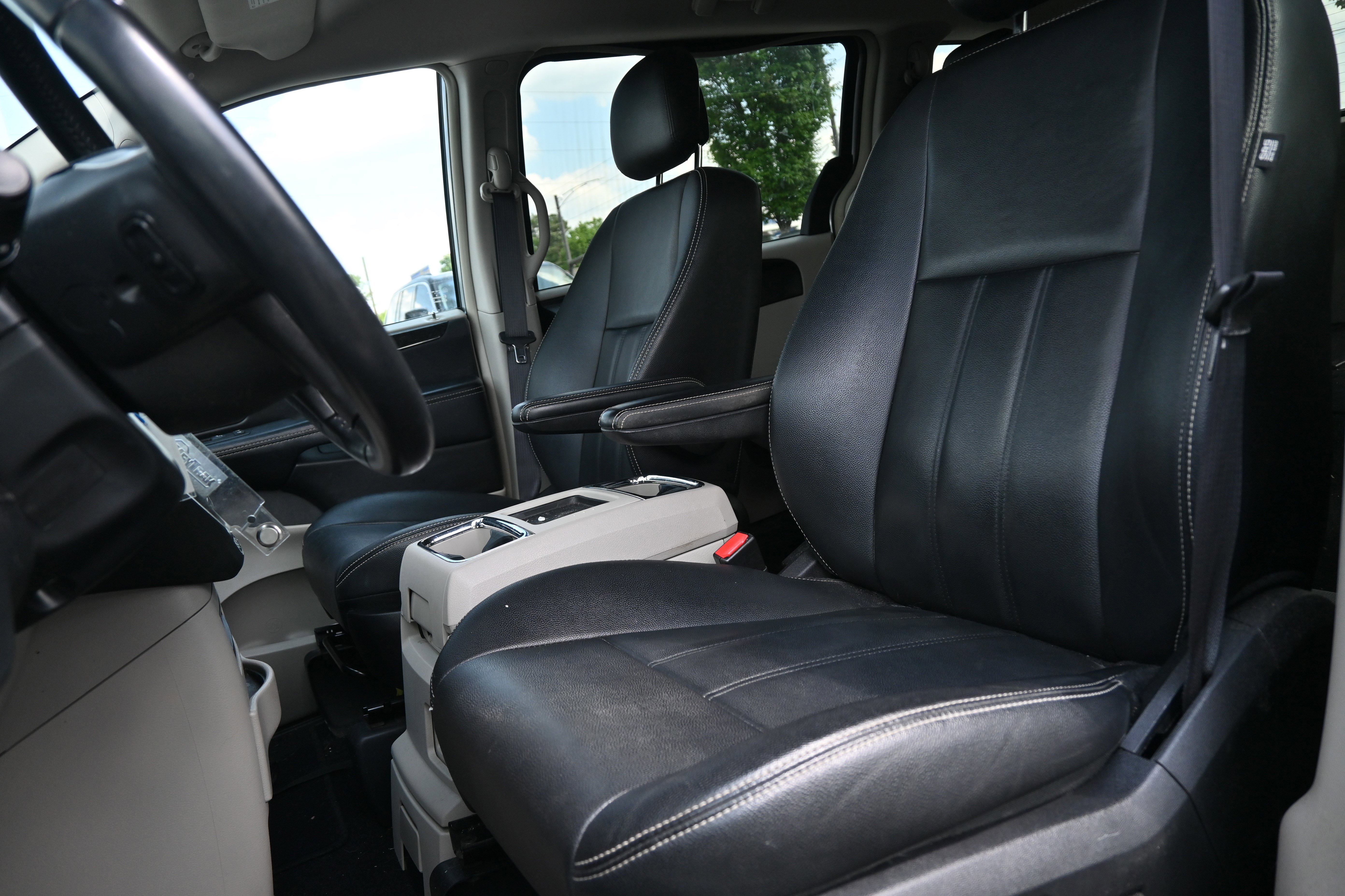 Used 2016 Chrysler Town & Country Touring FWD image 7