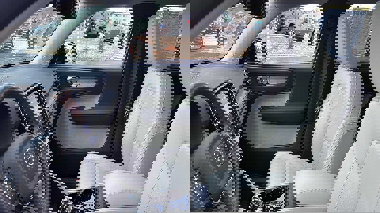 Used 2023 Volvo XC40 B5 Plus w/ Climate Package image 12