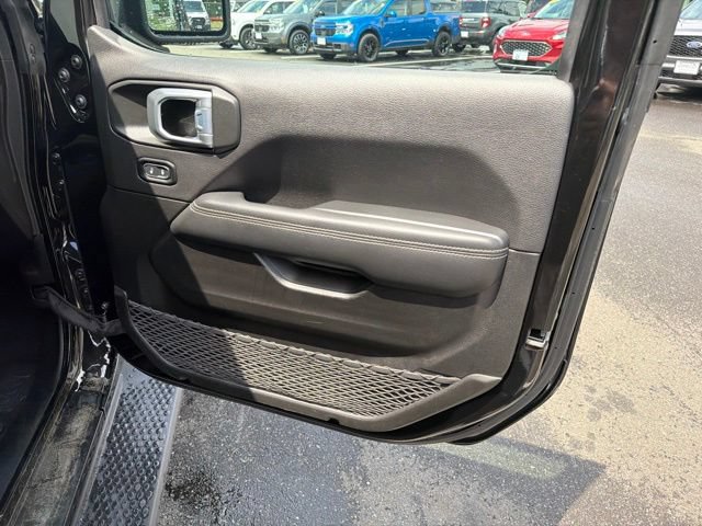 Used 2022 Jeep Wrangler Unlimited Sahara AWD/4WD image 11