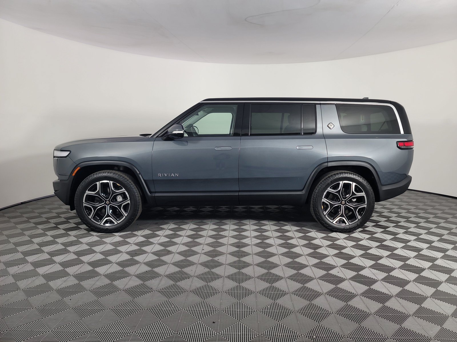 Used 2024 Rivian R1S Adventure AWD/4WD image 2