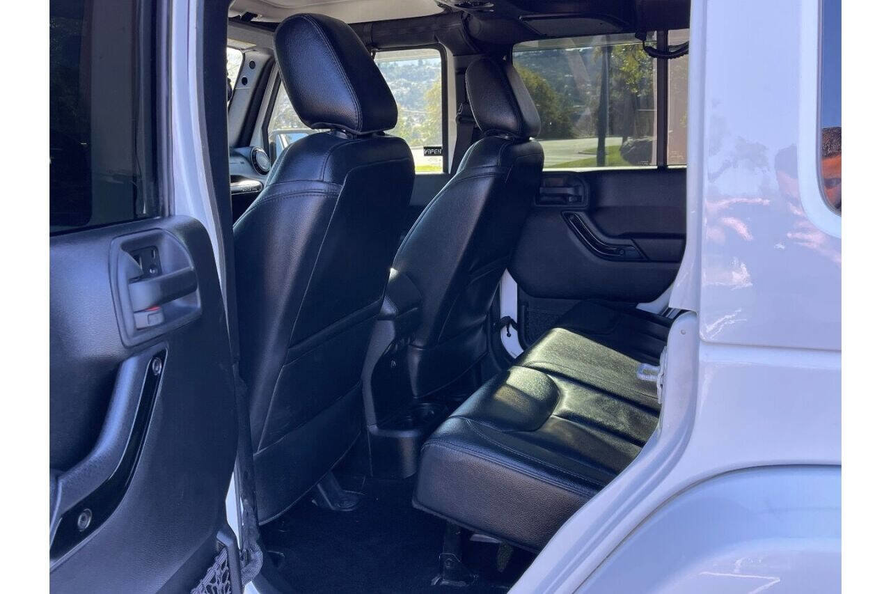 Used 2015 Jeep Wrangler Unlimited Sahara image 12