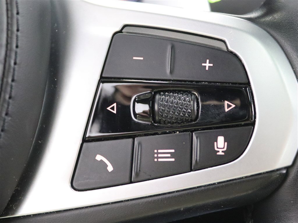 Used 2022 BMW M550i xDrive w/ Executive Package image 40