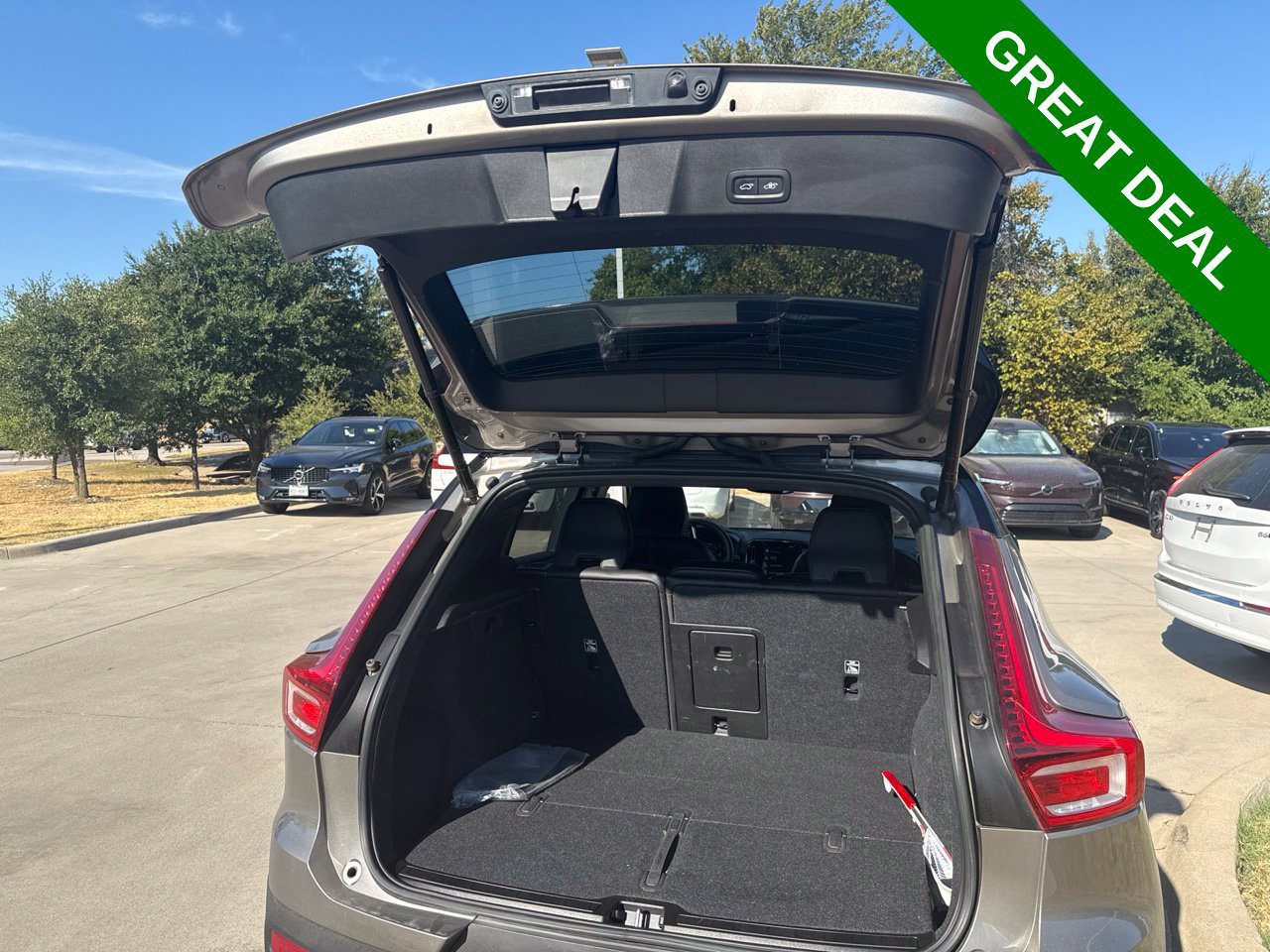 Used 2022 Volvo XC40 T4 R-Design FWD image 9