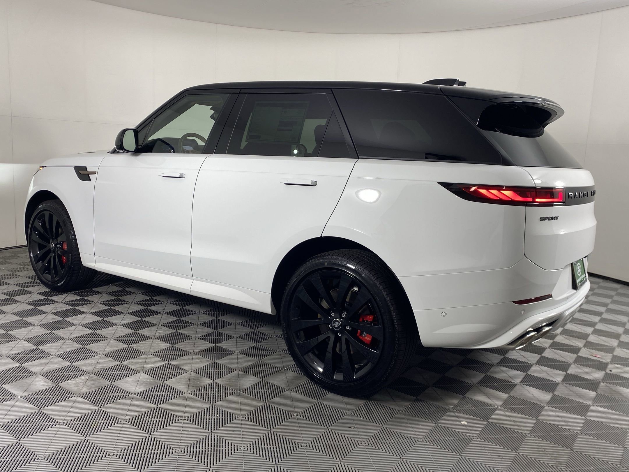 New 2025 Land Rover Range Rover Sport Dynamic SE image 3