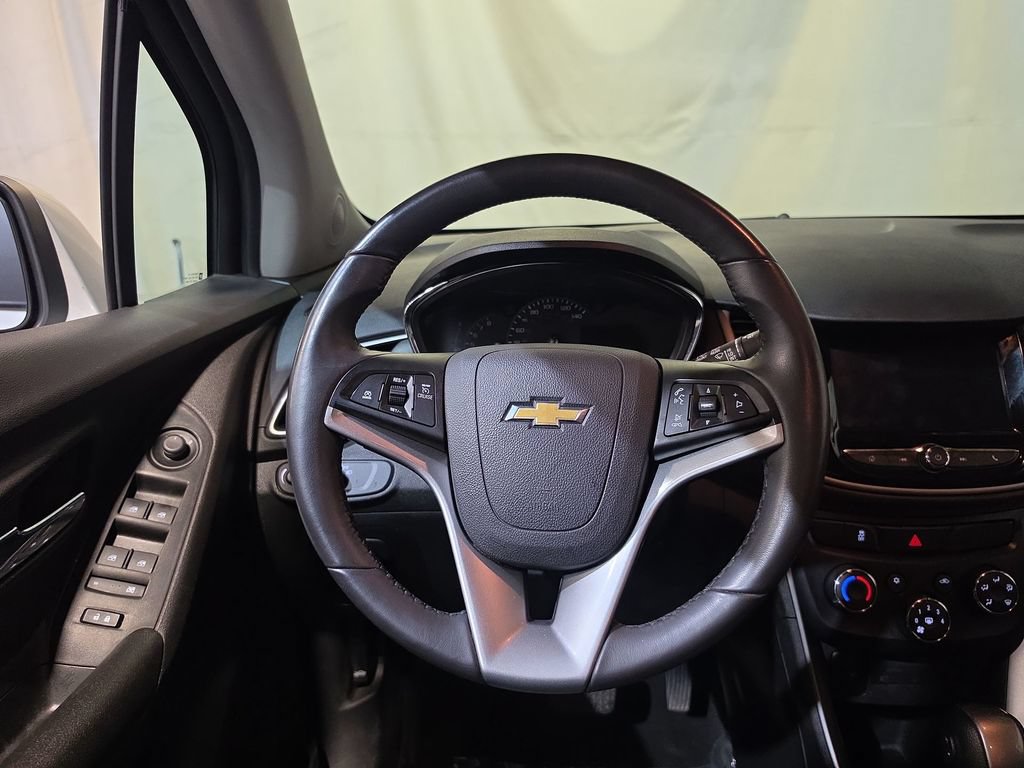 Used 2020 Chevrolet Trax LT w/ LT Convenience Package AWD/4WD image 11