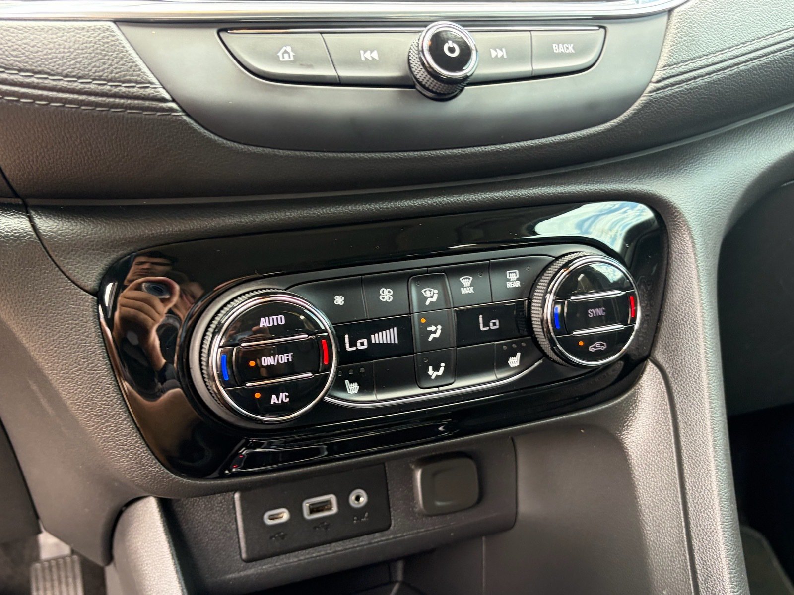 Used 2023 Buick Encore GX Essence w/ Experience Buick Package FWD image 23
