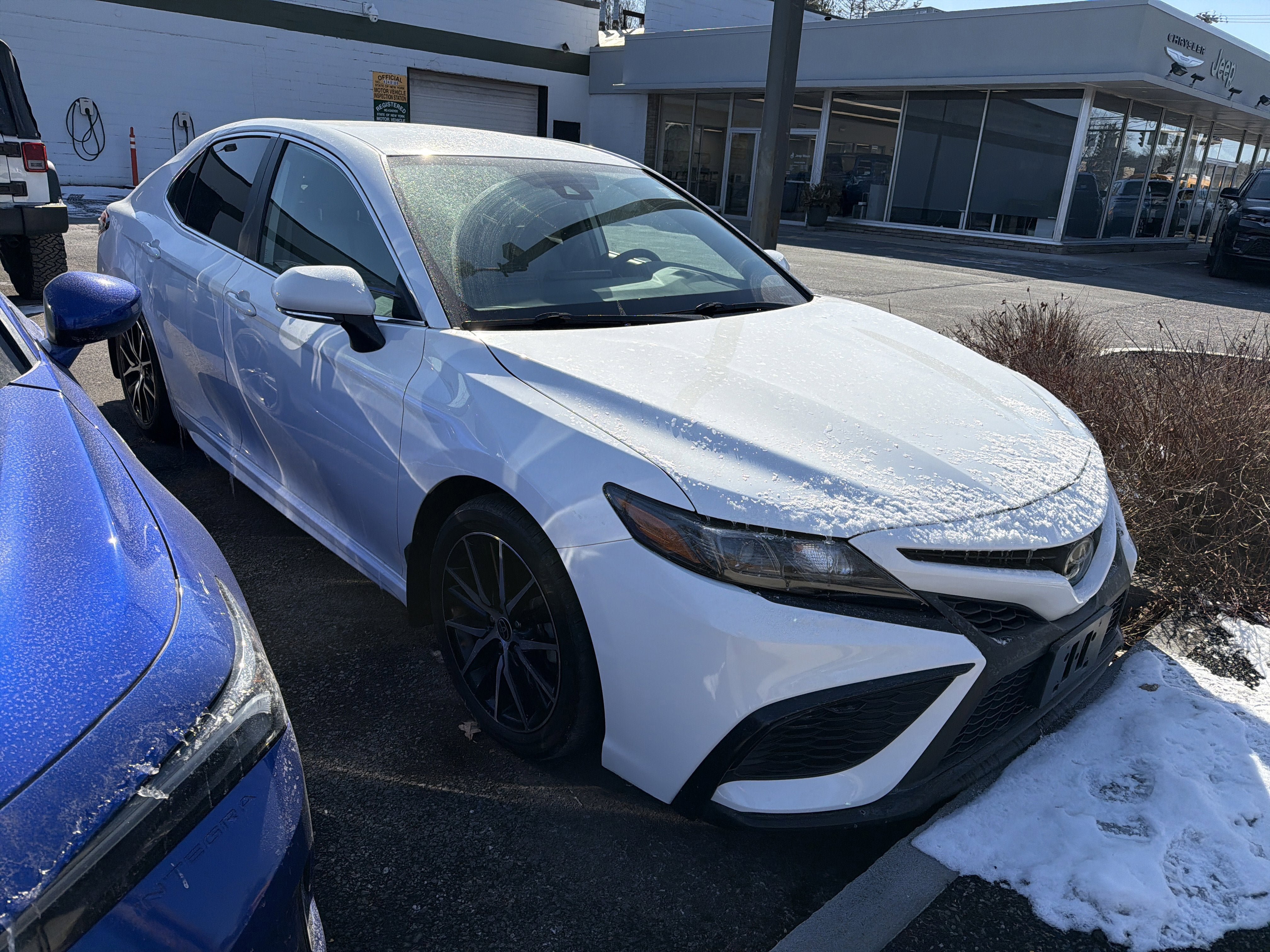 Used 2023 Toyota Camry SE image 2