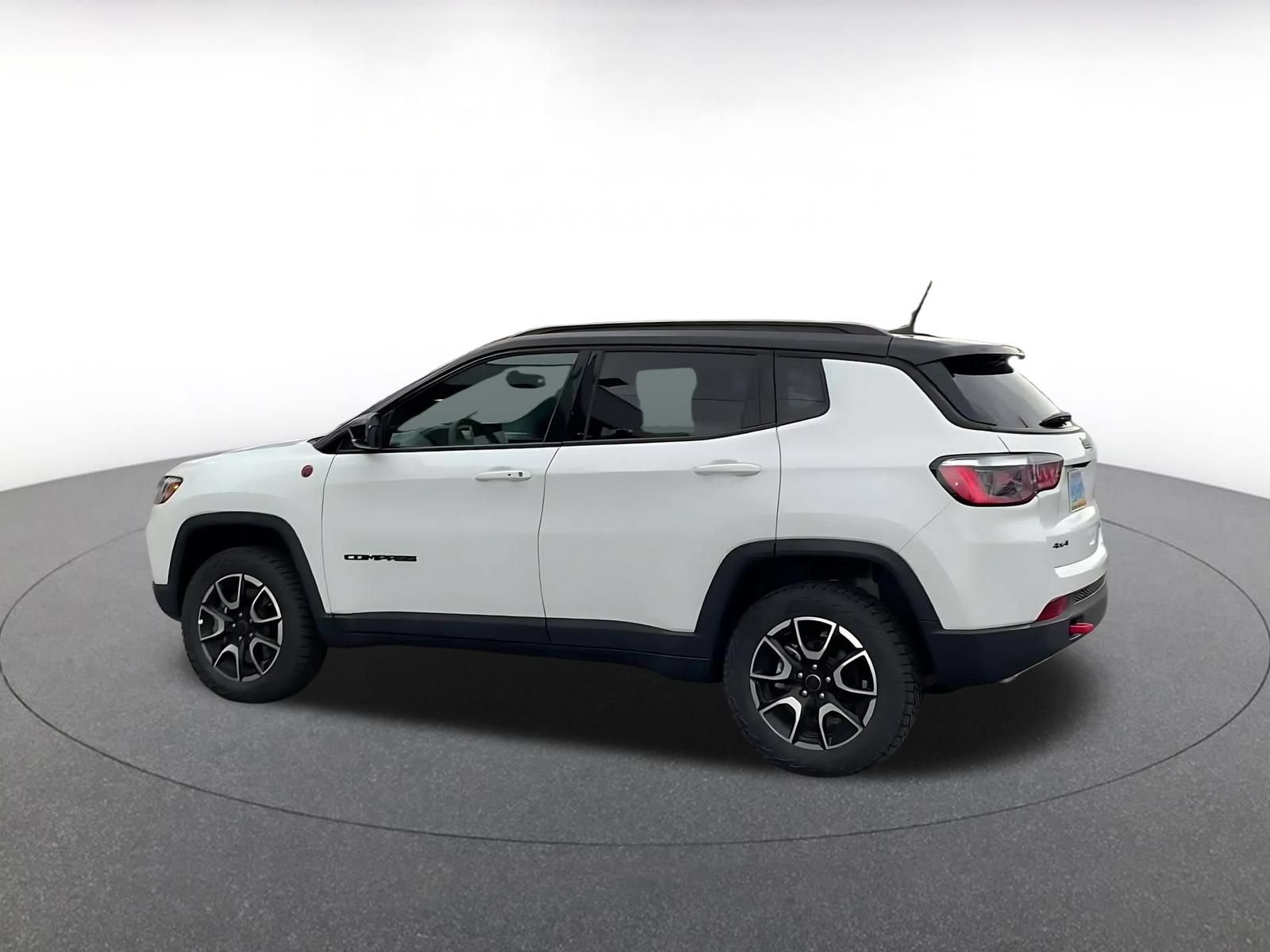 Used 2025 Jeep Compass Trailhawk AWD/4WD image 10