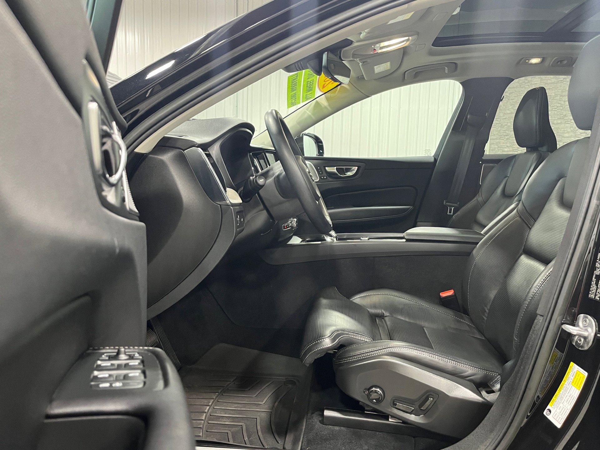 Used 2022 Volvo XC60 B5 Inscription image 13