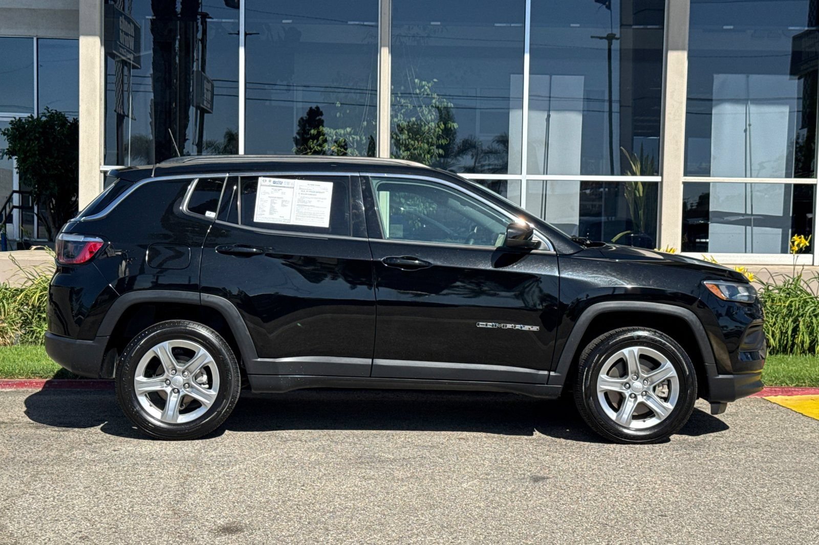 Used 2024 Jeep Compass Latitude AWD/4WD image 3