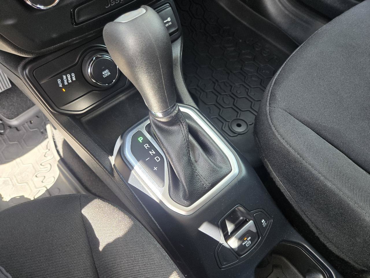 Used 2019 Jeep Renegade Sport w/ Sport Appearance Group AWD/4WD image 14