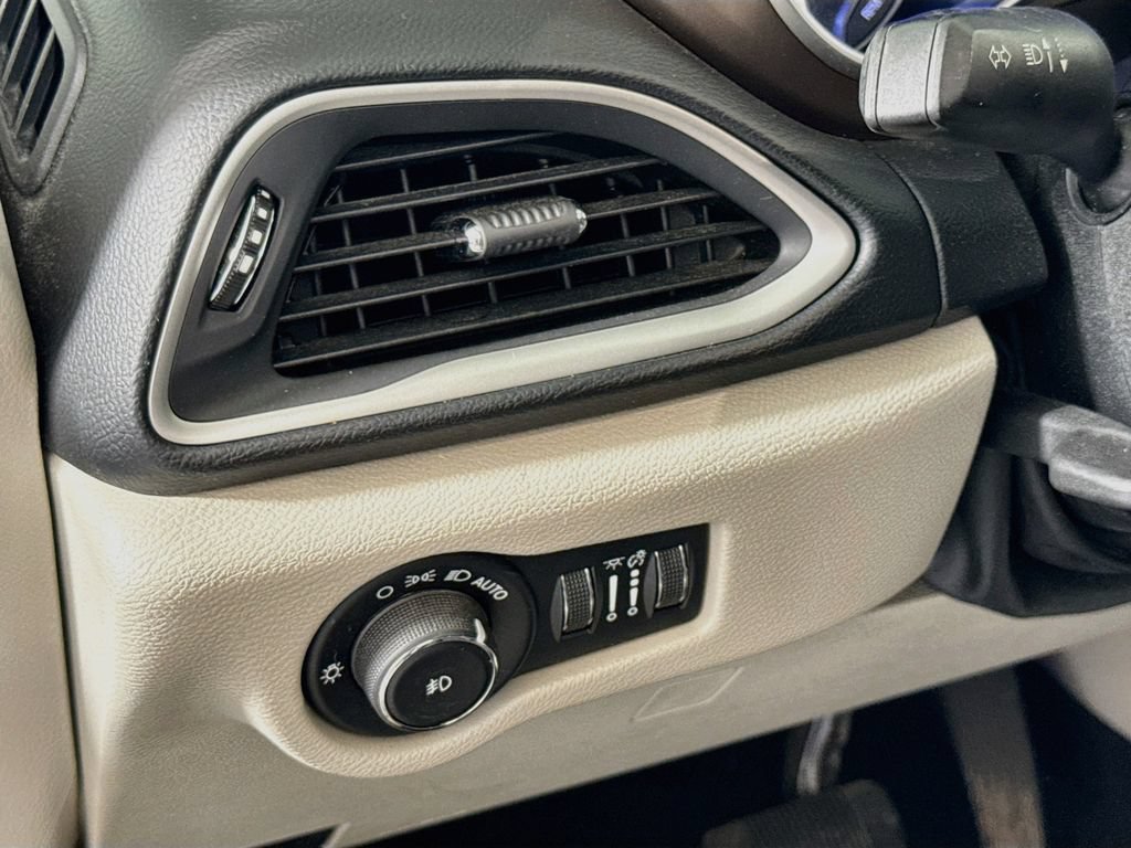 Used 2019 Chrysler Pacifica Touring Plus w/ Advanced Safetytec Group FWD image 10