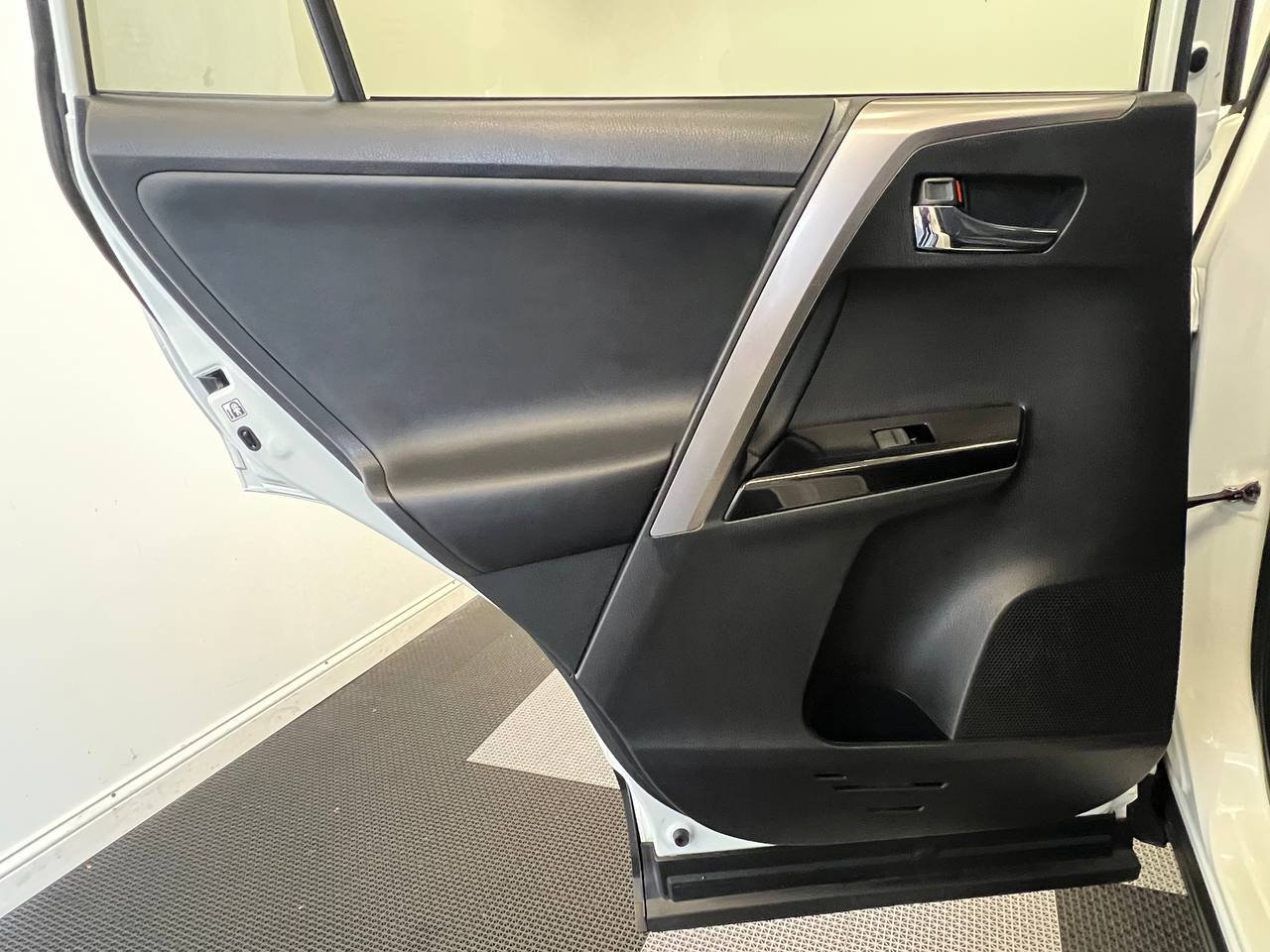 Used 2016 Toyota RAV4 Limited image 9