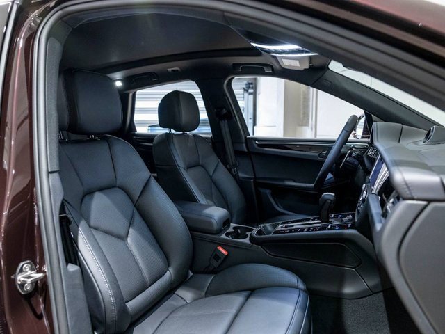 Used 2025 Porsche Macan image 19