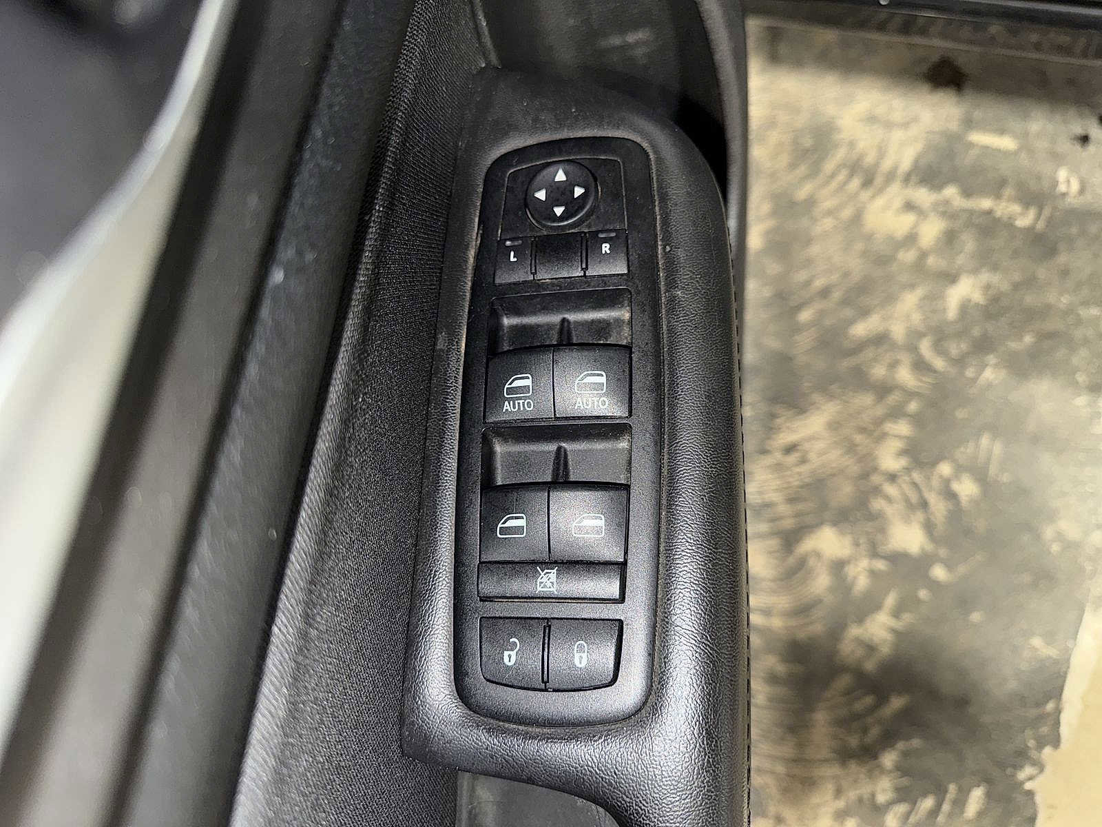 Used 2015 Chrysler 200 Limited image 21