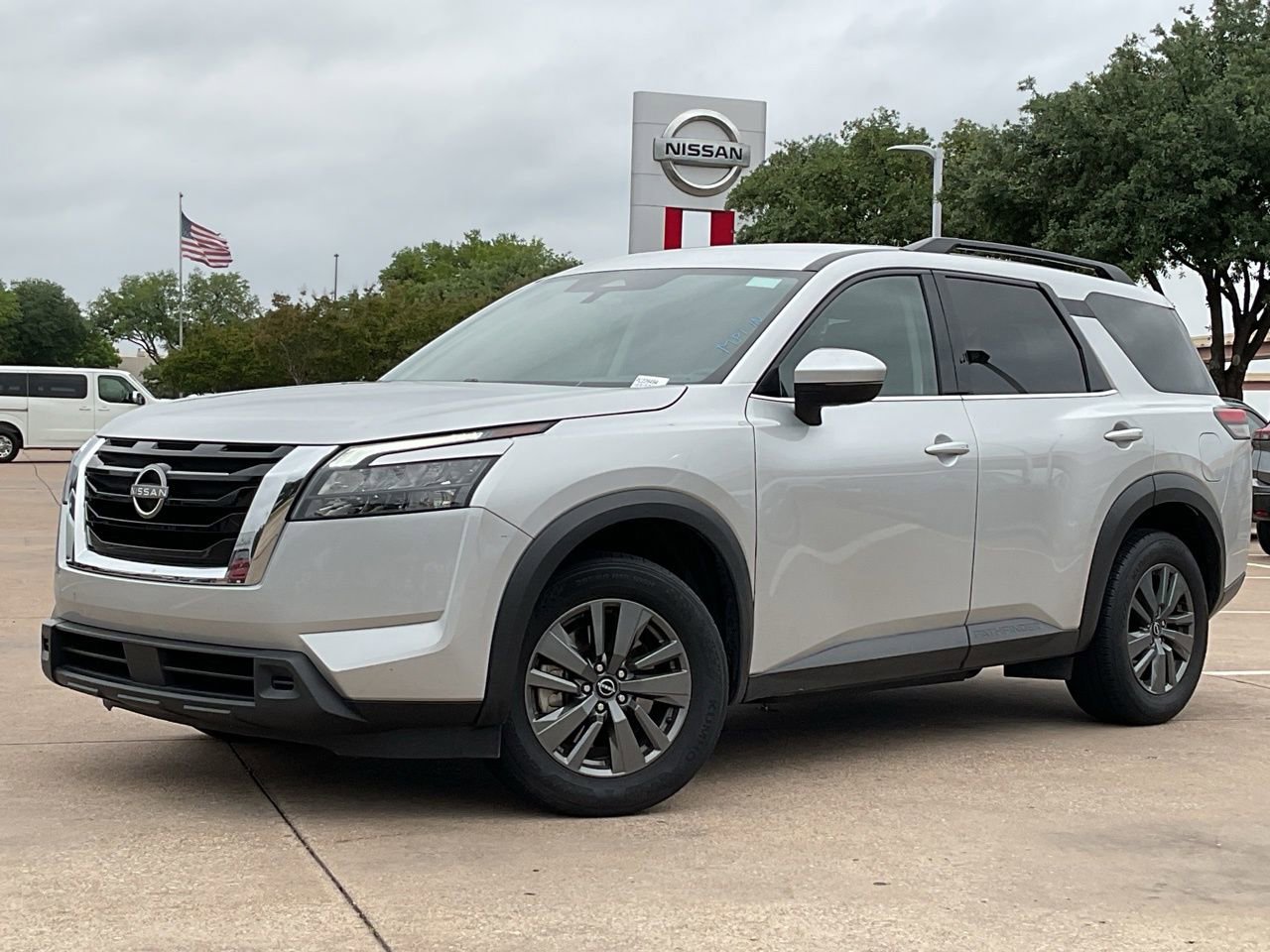 Used 2025 Nissan Pathfinder SV FWD image 2