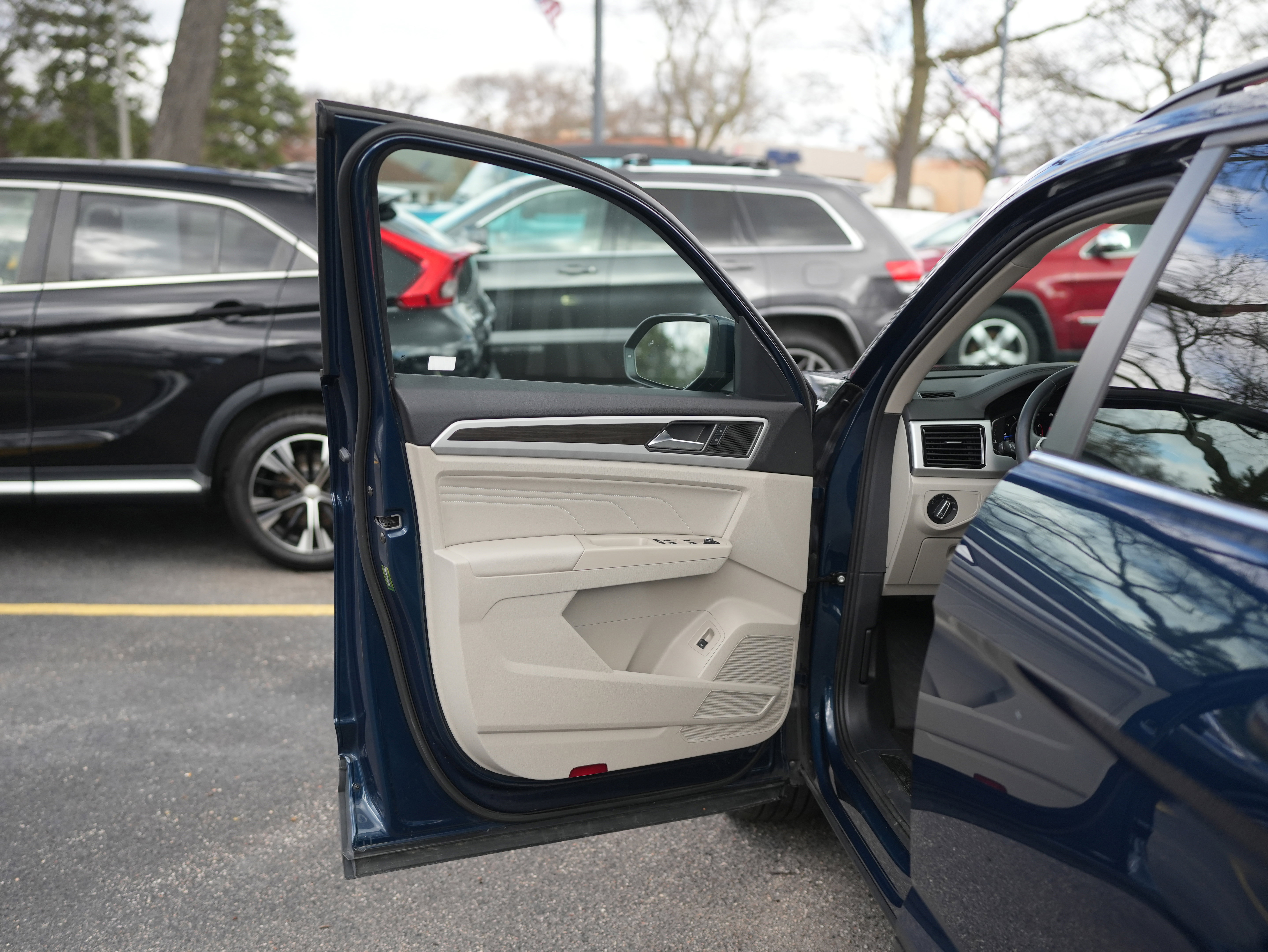 Certified 2022 Volkswagen Atlas SE w/ Black Wheel Package image 27