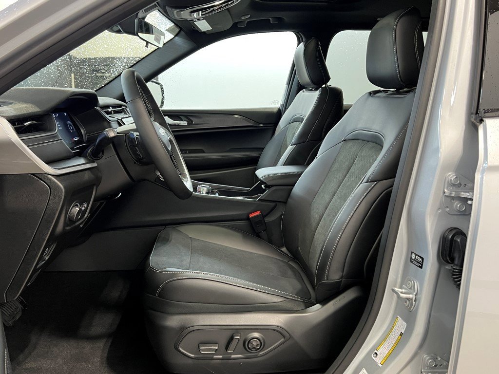 New 2025 Jeep Grand Cherokee Altitude image 13