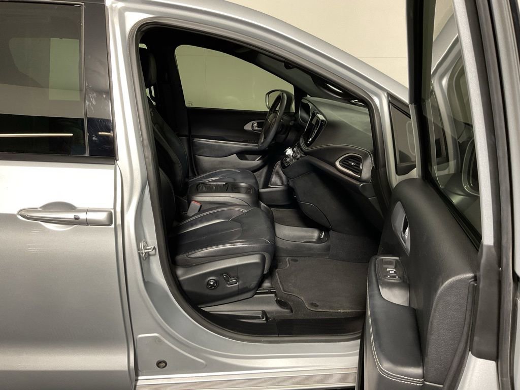 Used 2022 Chrysler Pacifica Touring-L w/ Uconnect Theater Family Group image 37