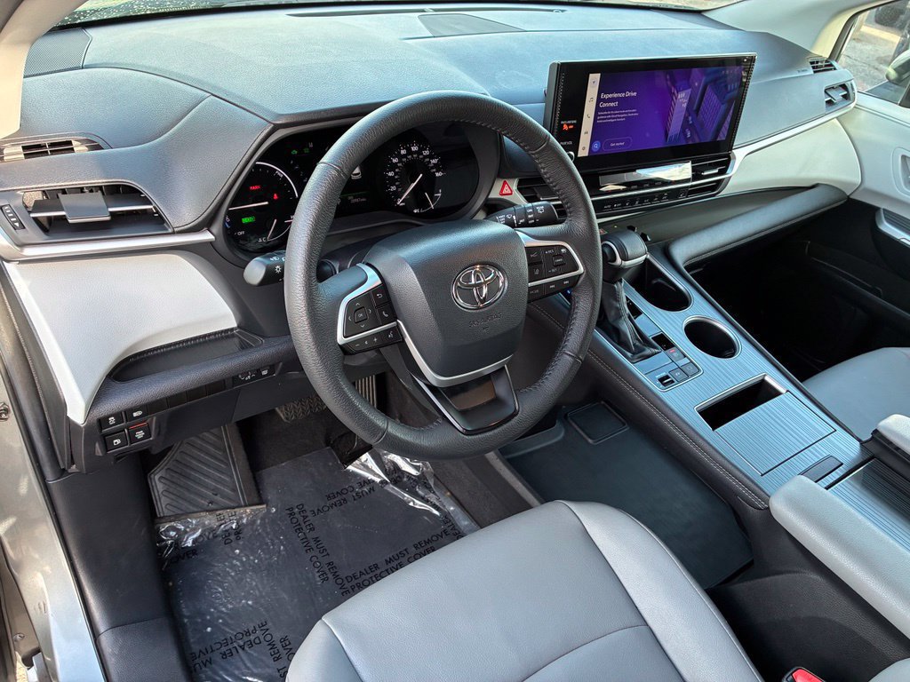 Used 2026 Toyota Sienna XLE FWD image 17