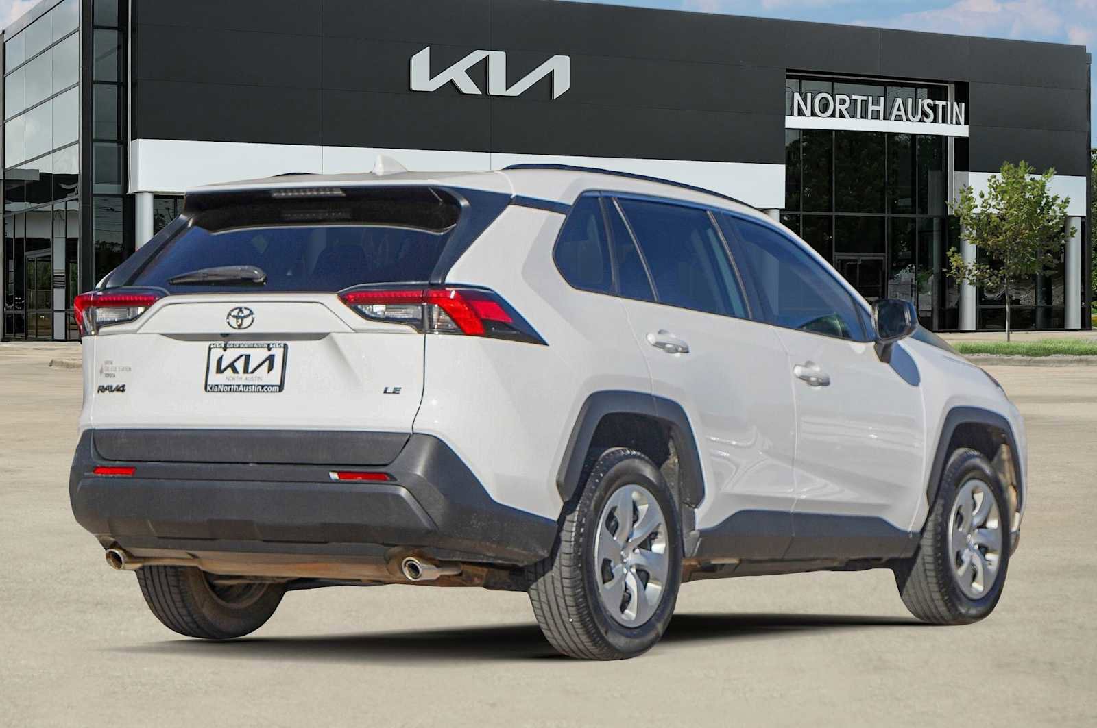 Used 2021 Toyota RAV4 LE image 6