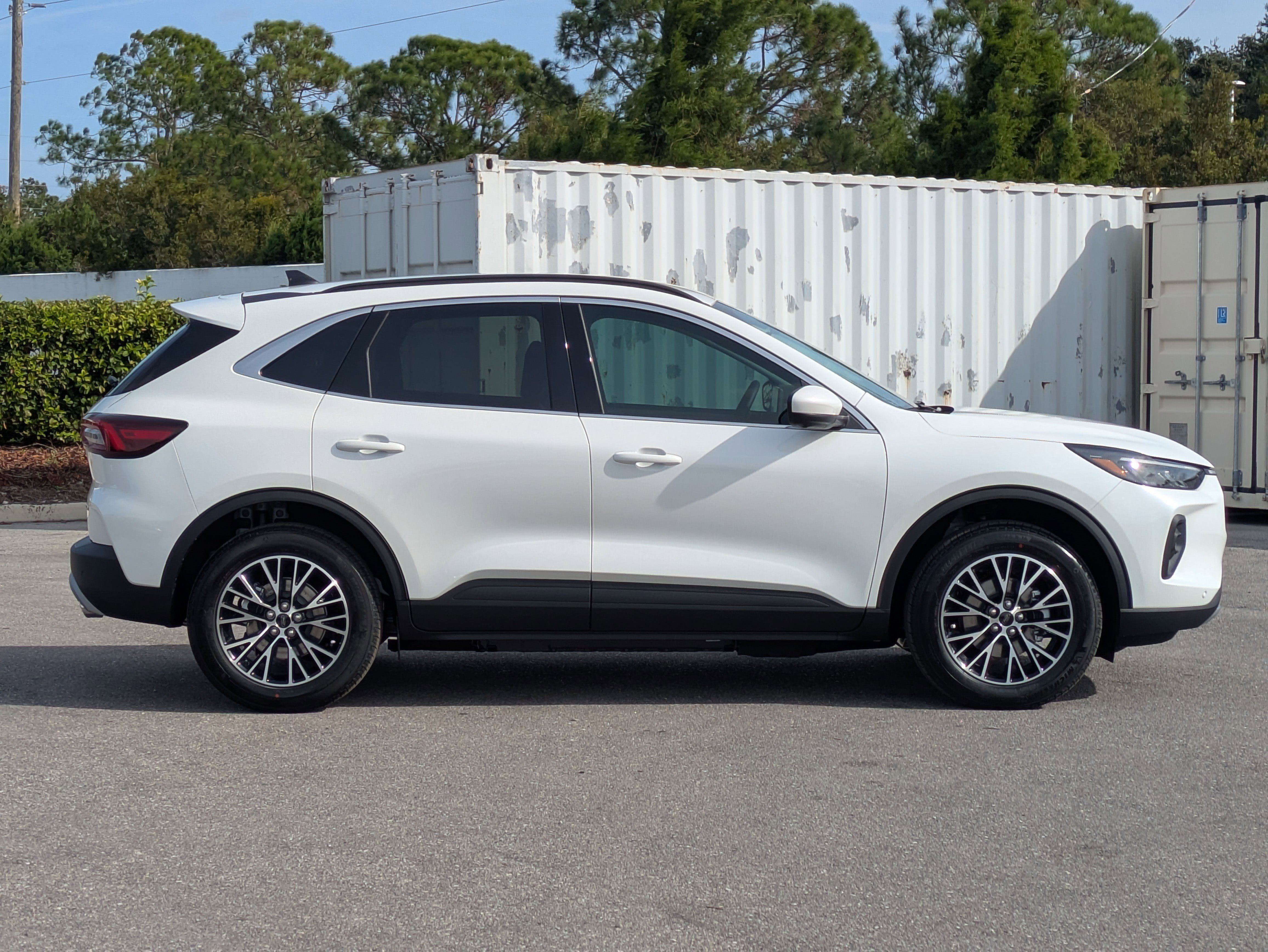 New 2026 Ford Escape SE w/ PHEV Premium Package image 3