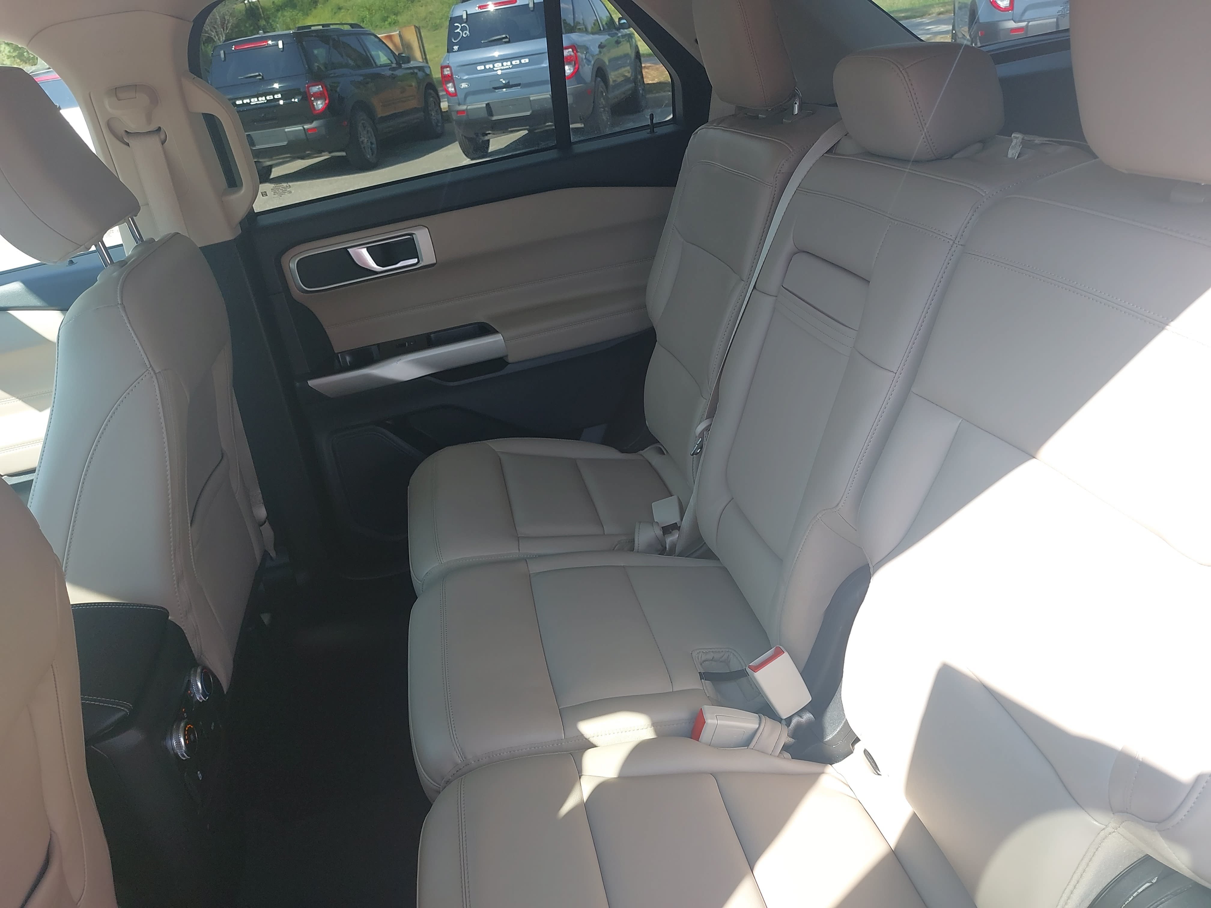 Used 2022 Ford Explorer XLT w/ Equipment Group 202A AWD/4WD image 15