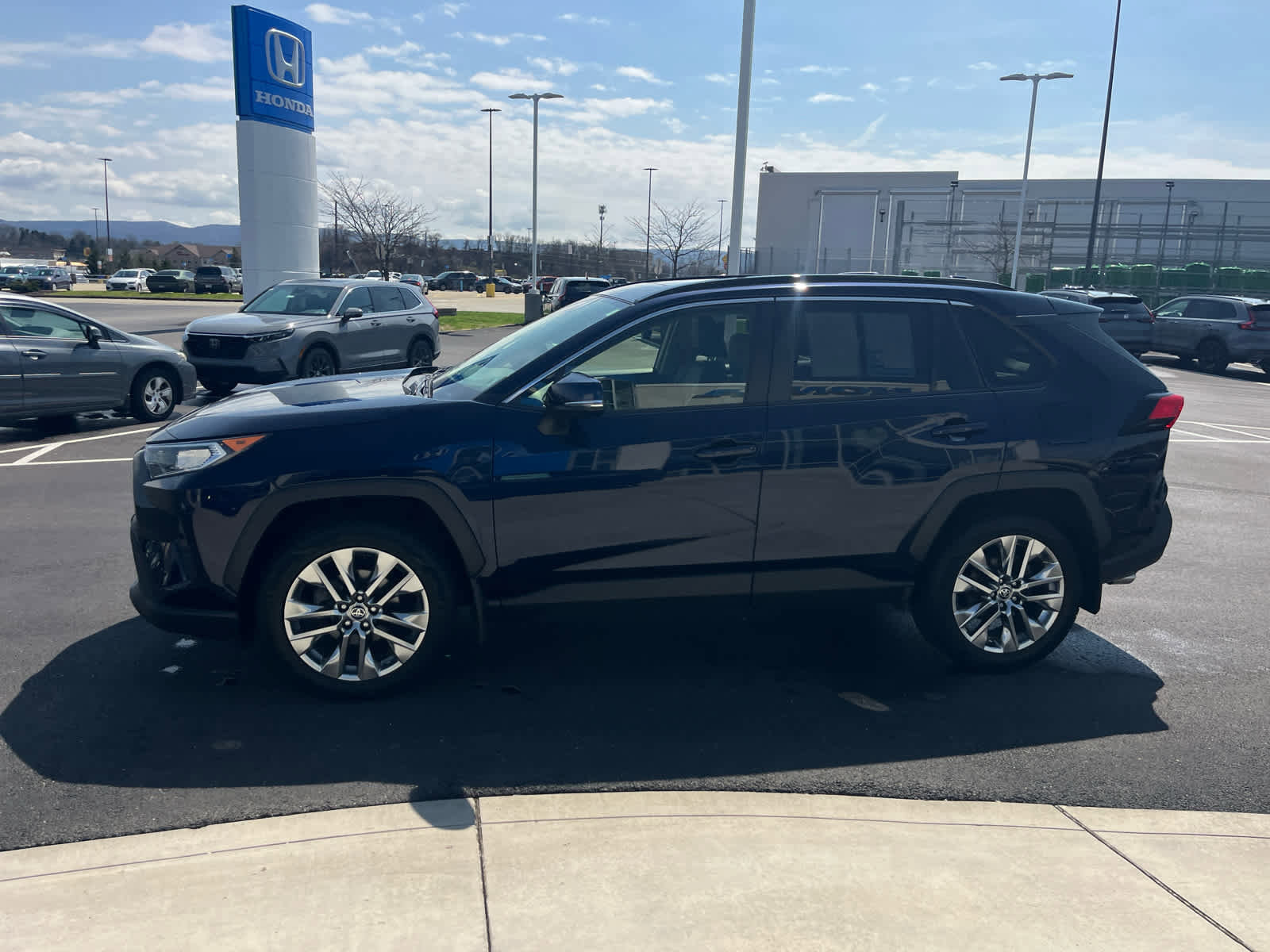 Used 2021 Toyota RAV4 XLE Premium image 9