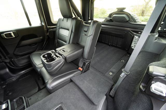 Used 2019 Jeep Wrangler Unlimited Sahara w/ Quick Order Package 24M Moab image 31