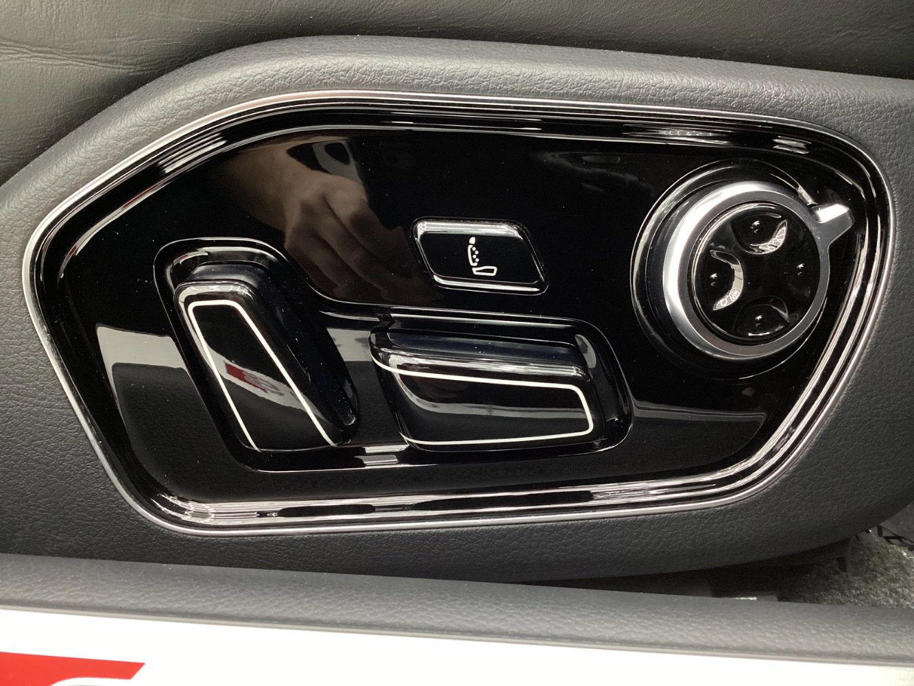 Used 2013 Audi S8 image 40