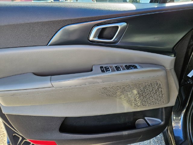 Used 2025 Kia Carnival FWD image 24