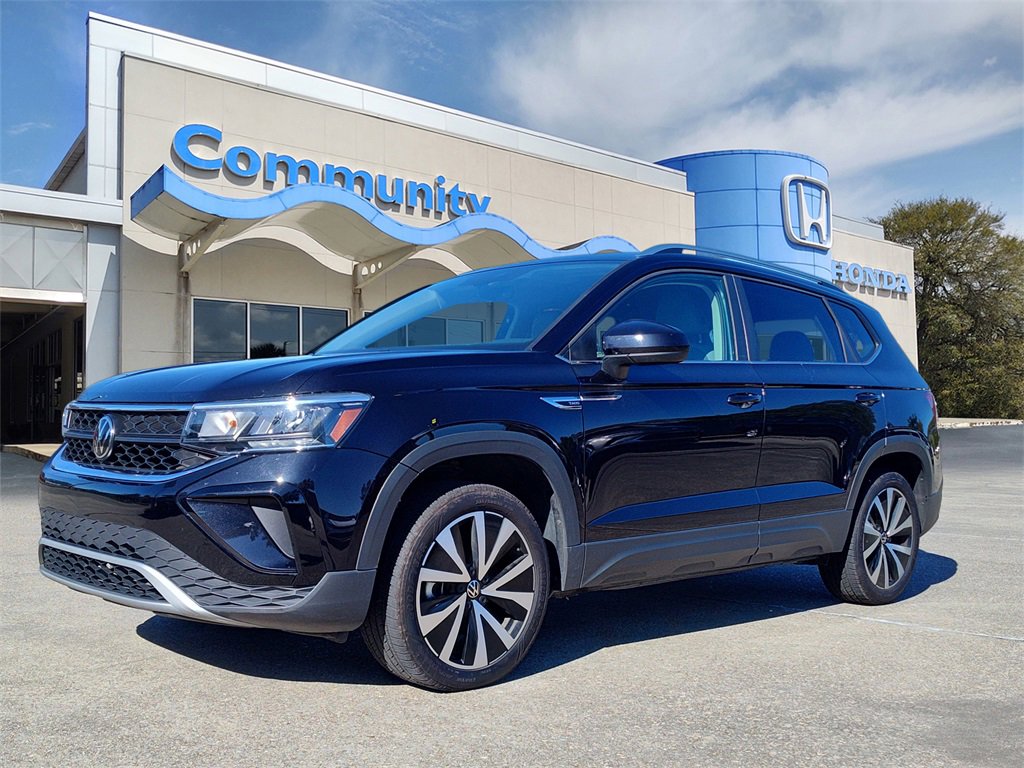 Used 2024 Volkswagen Taos SE image 1