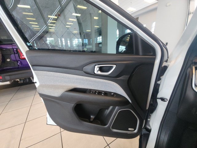 Used 2023 Jeep Compass Latitude w/ Sun and Sound Group AWD/4WD image 31