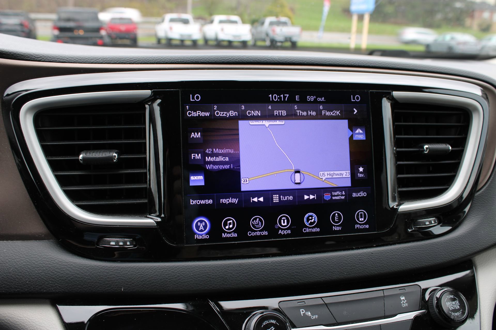 Used 2017 Chrysler Pacifica Touring-L image 39
